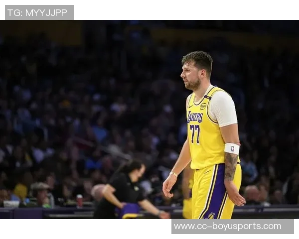 东契奇罚球失误遗憾错过赛季首场50分里夫斯无奈呼喊罚进一个啊